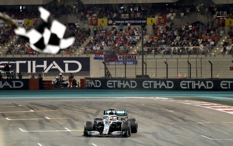 © Reuters. هاميلتون ينهي موسم فورمولا 1 بفوز في أبوظبي