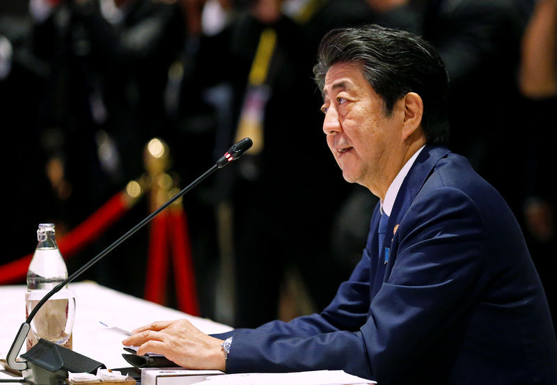 © Reuters. 桜を見る会の招待者名簿廃棄、野党の資料要求とは無関係＝安倍首相