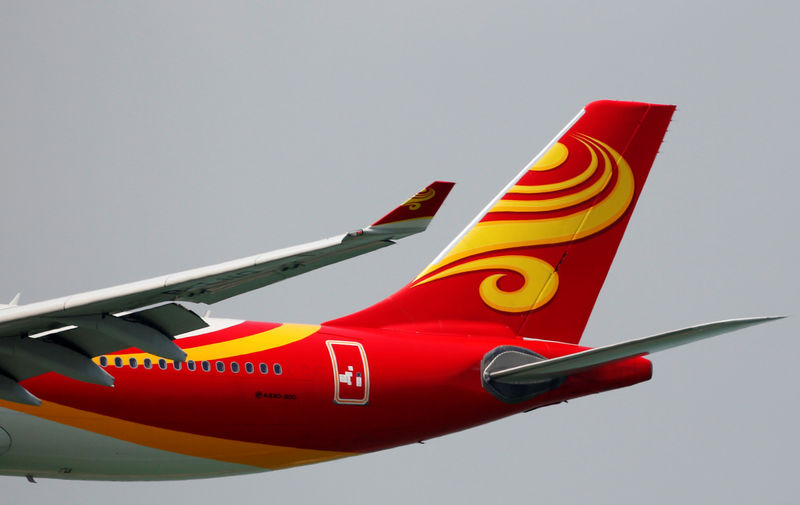 © Reuters. A Hong Kong Airlines Airbus A330-300 descends before landing at Hong Kong Airport in Hong Kong