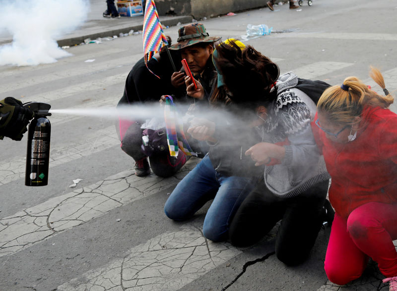 © Reuters. FOTO DE ARCHIVO: Enfrentamientos entre simpatizantes del ex presidente boliviano Evo Morales y las fuerzas de seguridad, en La Paz