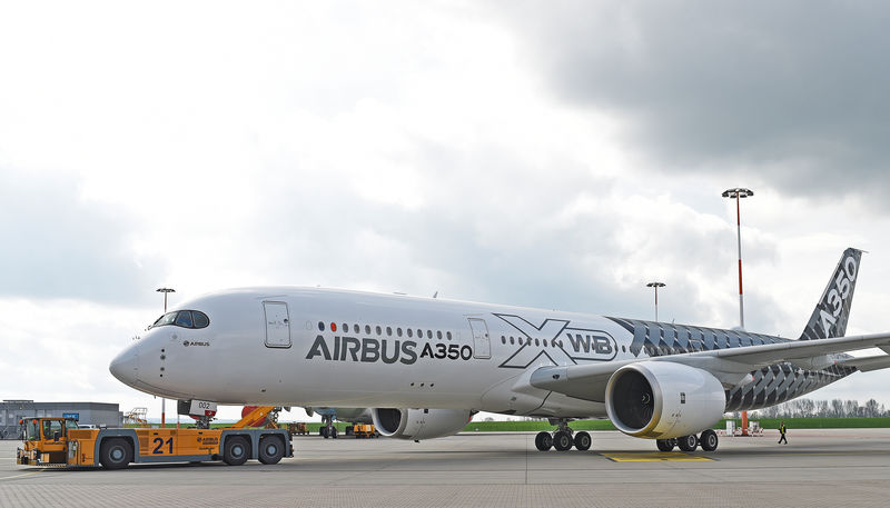 © Reuters. FOTO DE ARCHIVO:  Un avión de prueba A350 XWB en la sede de Airbus en Hamburgo-Finkenwerder