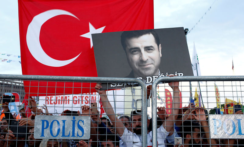 © Reuters. محامية: حالة زعيم حزب تركي موال للأكراد في السجن ليست على ما يرام