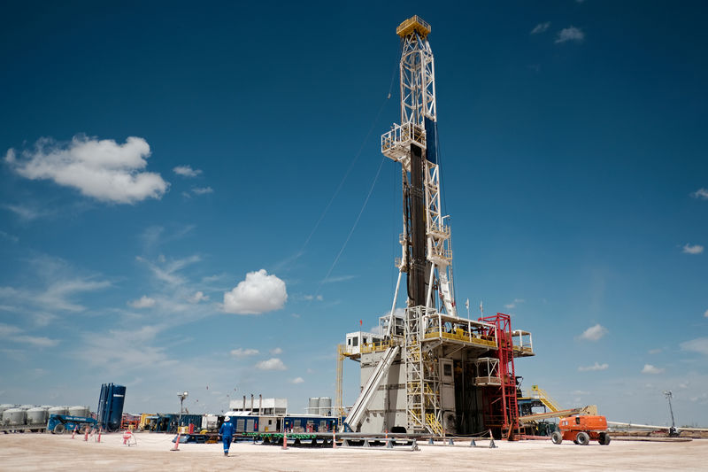 © Reuters. FILE PHOTO: Chevron oil exploration drilling site near Midland