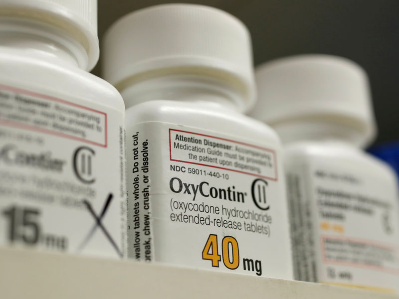 © Reuters. FILE PHOTO: Bottles of prescription painkiller OxyContin made by Purdue Pharma LP sit on a shelf at a local pharmacy in Provo