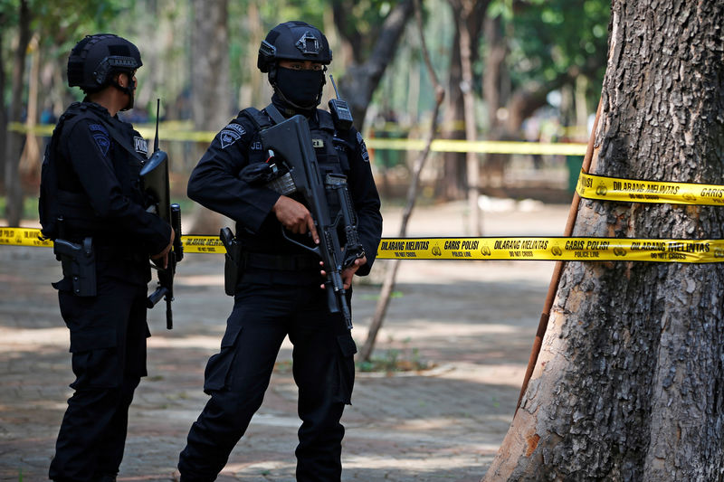 © Reuters. انفجار قنبلة على ما يبدو قرب قصر الرئاسة بإندونيسيا وإصابة اثنين