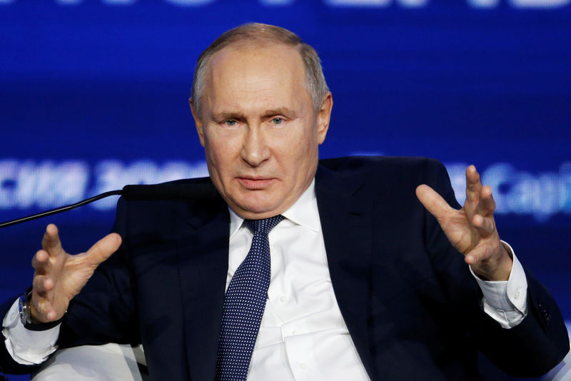 © Reuters. Foto de archivo del presidente ruso, Vladimir Puti, hablando en un foro de inversores en Moscú