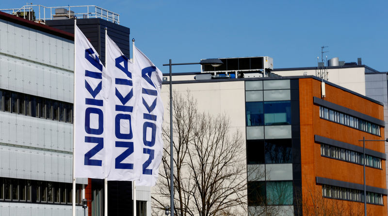 © Reuters. Flags with the Nokia logo flutter at company's headquarters in Espoo