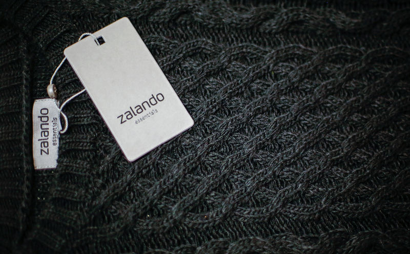 © Reuters. A Zalando label lies on an item of clothing in a showroom of the fashion retailer Zalando in Berlin