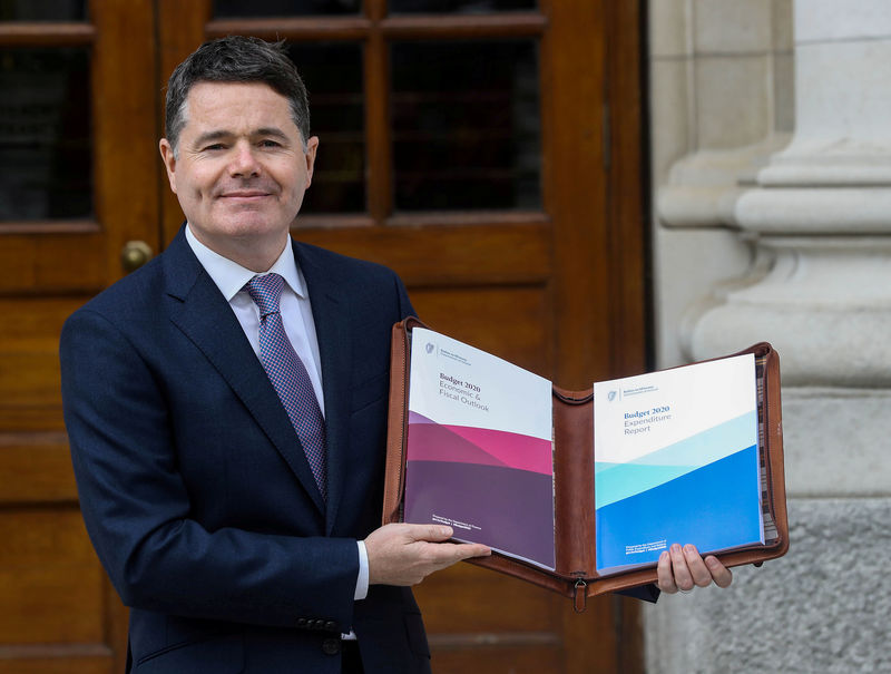 © Reuters. FOTO DE ARCHIVO: El ministro de Finanzas irlandés, Paschal Donohoe, presenta el Presupuesto 2020 en los edificios gubernamentales de Dublín