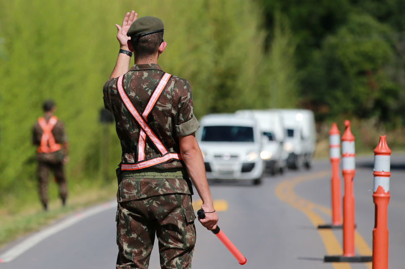 © Reuters. Soldados del ejército brasileño controlan el tráfico cerca del hotel Spa de Vinho, que albergará la próxima cumbre del Mercosur