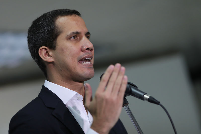 ANÁLISE-&quot;Perdeu seu momento&quot;: escândalo de corrupção da oposição mancha imagem de Guaidó na Venezuela