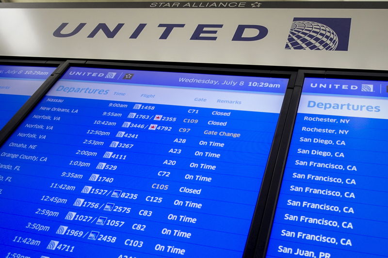 © Reuters. The United Airlines timetable is pictured in Newark International Airport, New Jersey