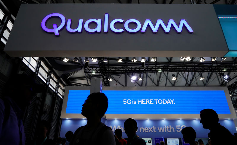 © Reuters. A Qualcomm sign is pictured at Mobile World Congress (MWC) in Shanghai