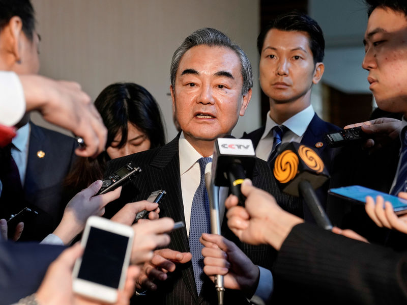 © Reuters. وزير الخارجية الصيني يزور كوريا الجنوبية لإصلاح العلاقات
