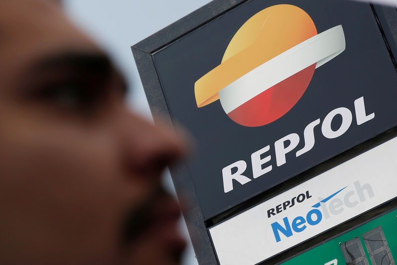 © Reuters. FILE PHOTO: The logo of the Spanish energy giant Repsol SA is seen during the opening ceremony of its first gas station in Mexico City
