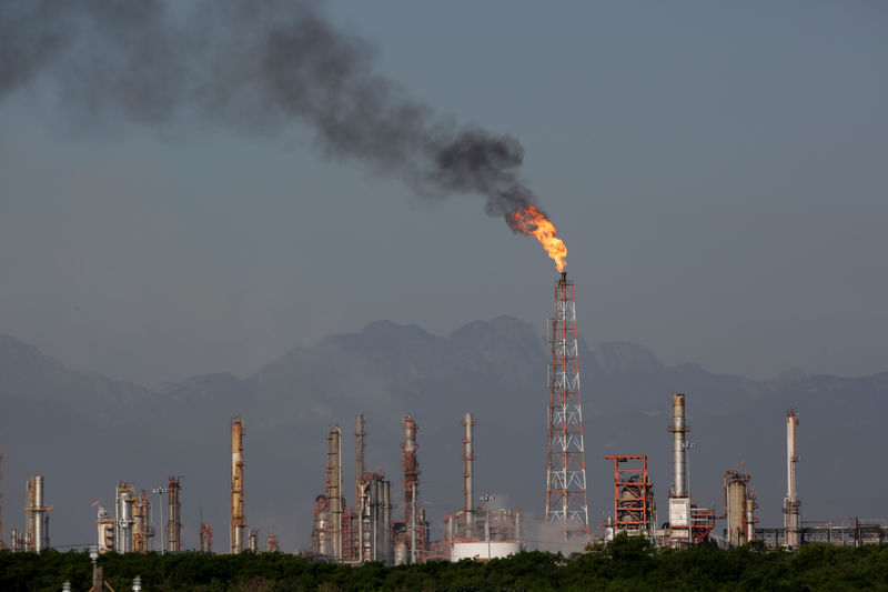 © Reuters. A general view shows Mexican state oil firm Pemex's Cadereyta refinery, in Cadereyta