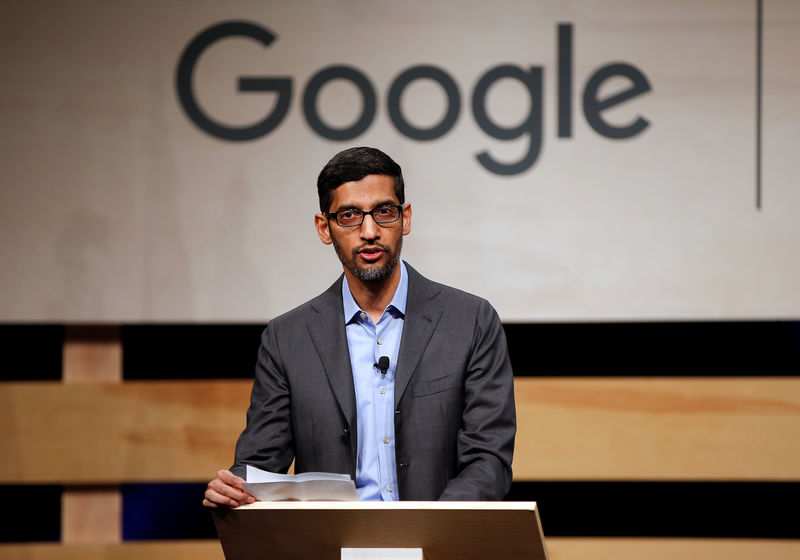 © Reuters. El consejero delegado de Google, Sundar Pichai, habla durante la ceremonia de firma del compromiso de Google para ayudar a ampliar la educación en tecnología de la información en El Centro College en Dallas, Texas, EEUU 3 de octubre de 2019