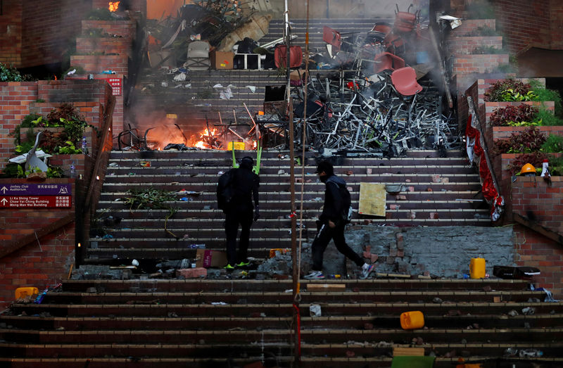 La policía de Hong Kong recupera cócteles molotov de la universidad