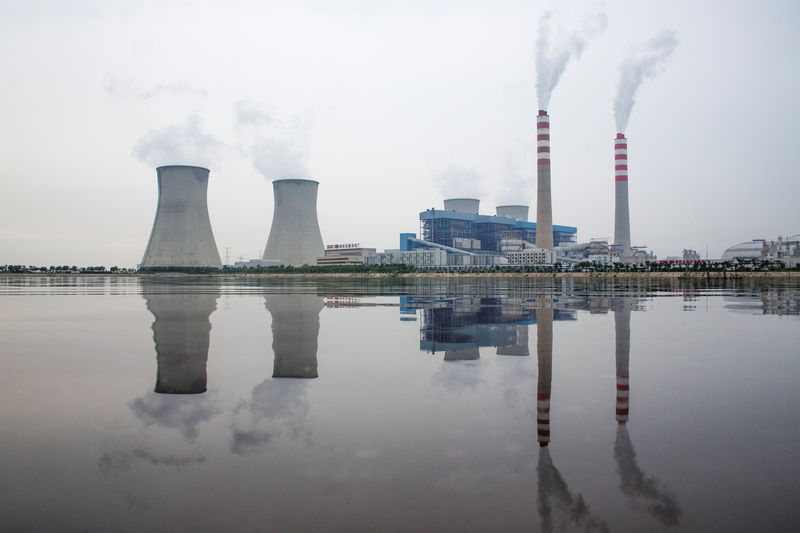 © Reuters. A power station of the State Development & Investment Corporation (SDIC) is reflected in a lake in Tangshan