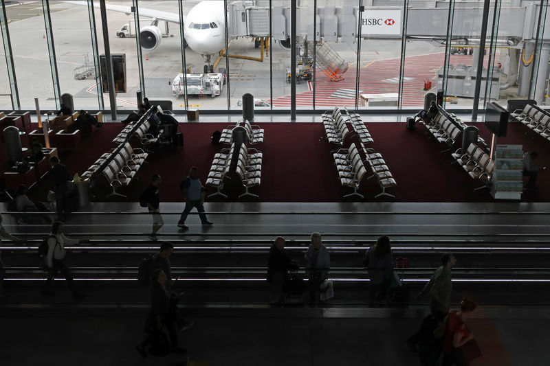 © Reuters. Passengers wait for their planes at the Paris Charles de Gaulle airport in Roissy