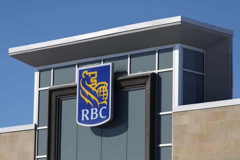 © Reuters. The Royal Bank of Canada logo is seen outside of a branch in Ottawa