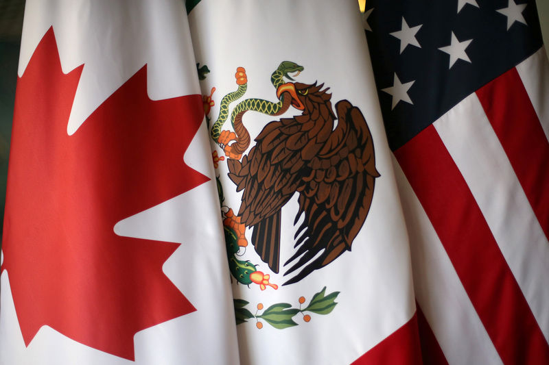 © Reuters. FOTO DE ARCHIVO: Se muestran banderas durante la quinta ronda de conversaciones del TLCAN que involucran a los Estados Unidos, México y Canadá, en la Ciudad de México