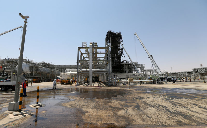 © Reuters. FILE PHOTO: Workers are seen at the damaged site of Saudi Aramco oil facility in Khurais