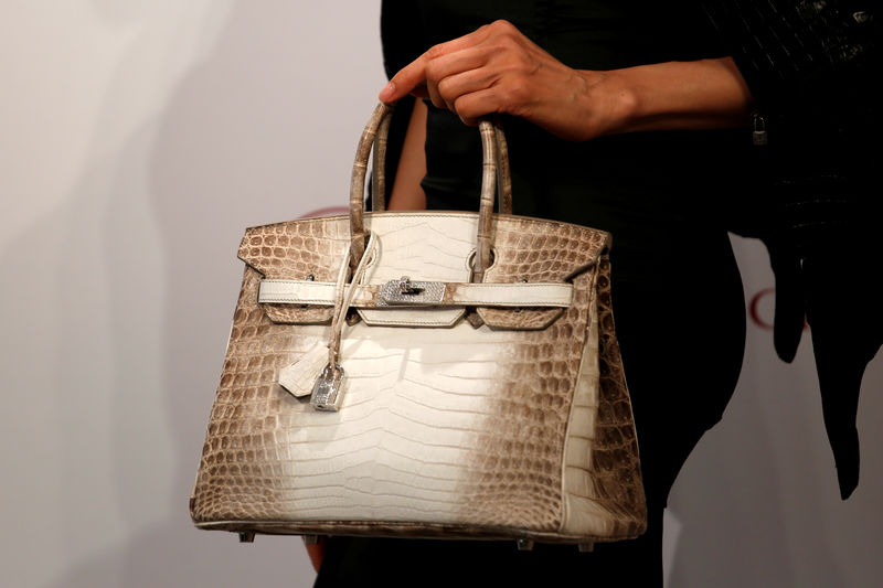 © Reuters. FILE PHOTO: A model carries a Hermes signature Birkin with Himalayan crocodile leather during a preview in Hong Kong