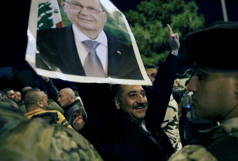 © Reuters. لبنان يجري مشاورات لتكليف رئيس وزراء جديد والخطيب أبرز المرشحين