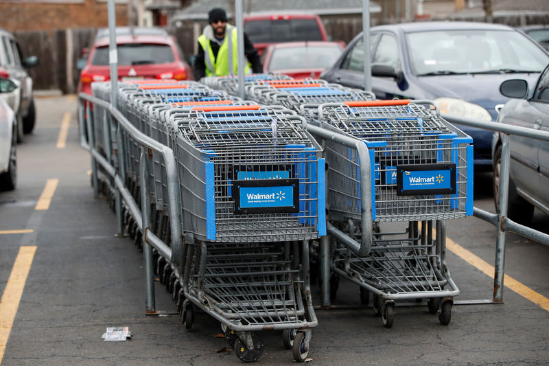 © Reuters. Walmart shopping carts are seen on the parking lot ahead of the Thanksgiving holiday in Chicago