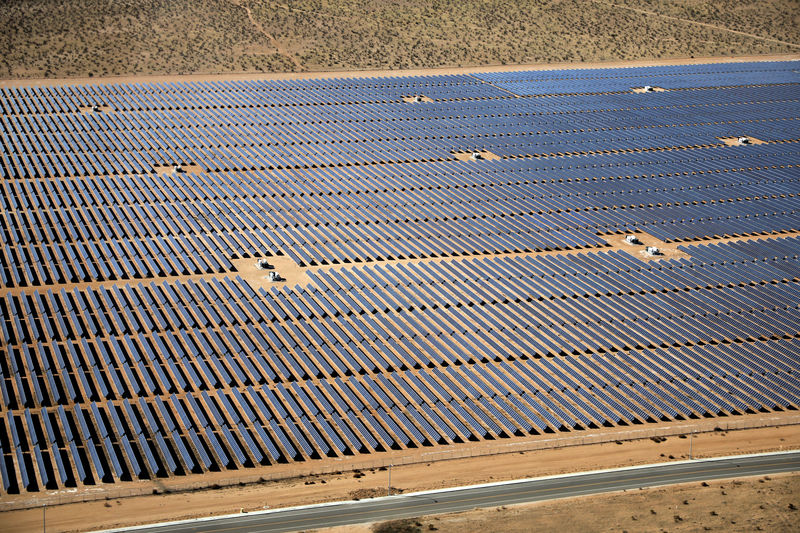 © Reuters. FILE PHOTO: An array of solar panels is seen in the desert near Victorville