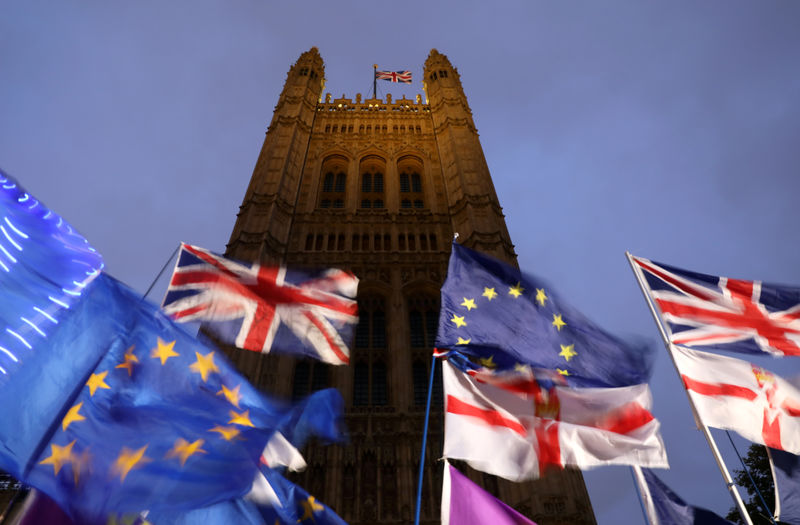 © Reuters. Flags flutter outside the Houses of Parliament in London