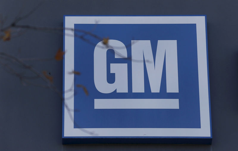 © Reuters. FILE PHOTO: The GM logo is seen at the General Motors Lansing Grand River Assembly Plant in Lansing,