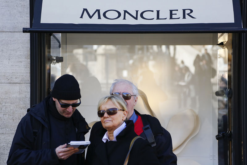 Акции производителя пуховиков Moncler подскочили после сообщения об интересе Kering