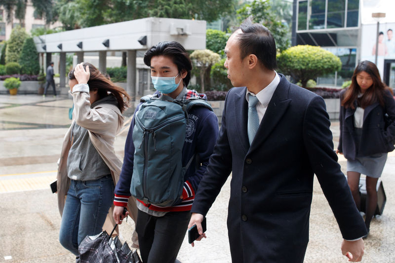 © Reuters. Tsang Chi-Kin, who was shot by a police officer during a protest, arrives for a court hearing in Hong Kong