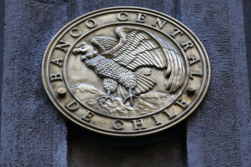 © Reuters. FILE PHOTO:  The emblem of the Chilean Central Bank is seen on the main gate of the building in downtown Santiago