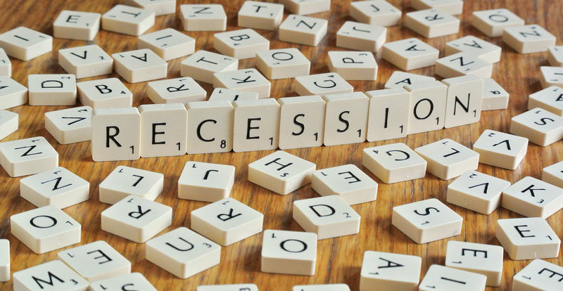 © Reuters. La palabra recesión, hecha de letras de un juego de scrabble, se ve en esta imagen ilustrada tomada en Liubliana