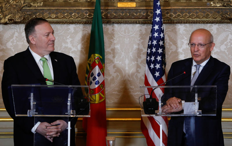 © Reuters. U.S. Secretary of State Pompeo and Portugal's FM Santos Silva hold a news conference in Lisbon
