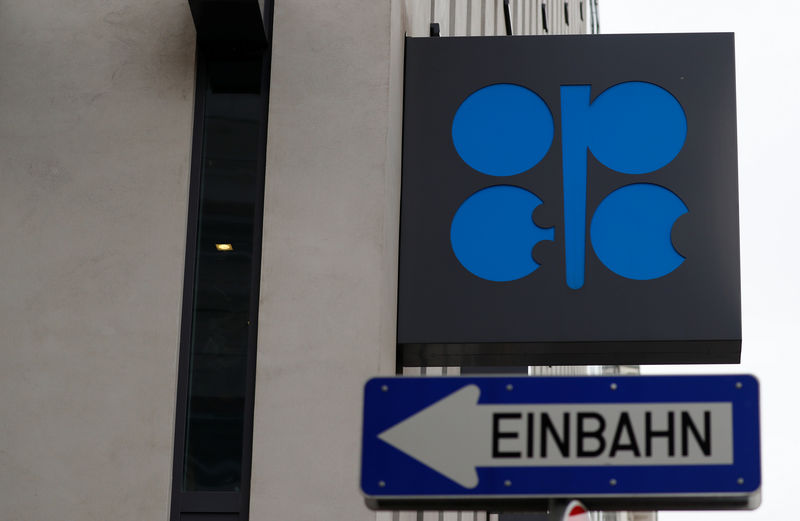 La OPEP y aliados acuerdan profundizar recortes de producción petrolera