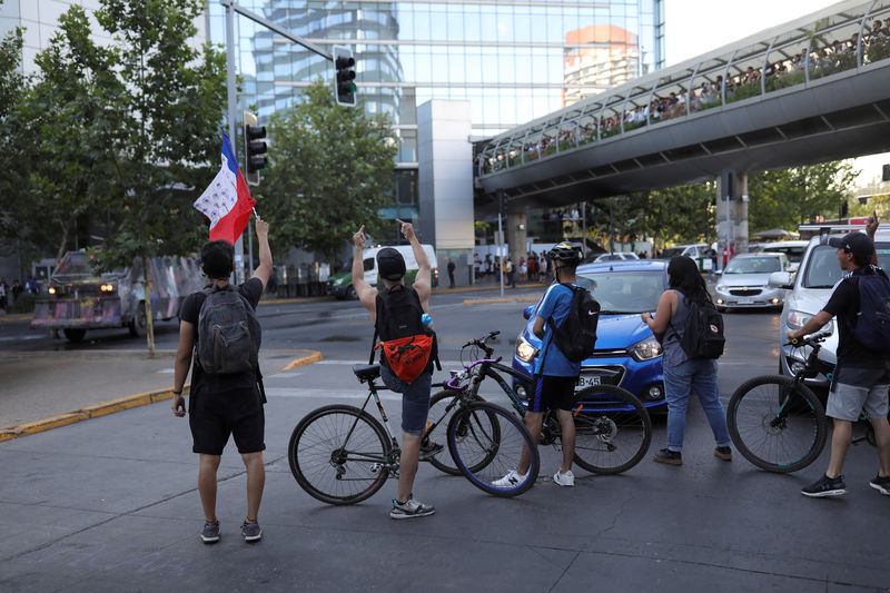 Chilenos recorrem a bicicletas após danos causados no transporte público durante protestos