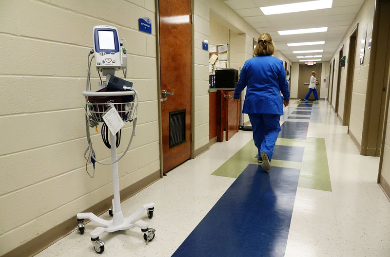 © Reuters. A nurse walks along the hallways of the East Arkansas Family Health Center in Lepanto