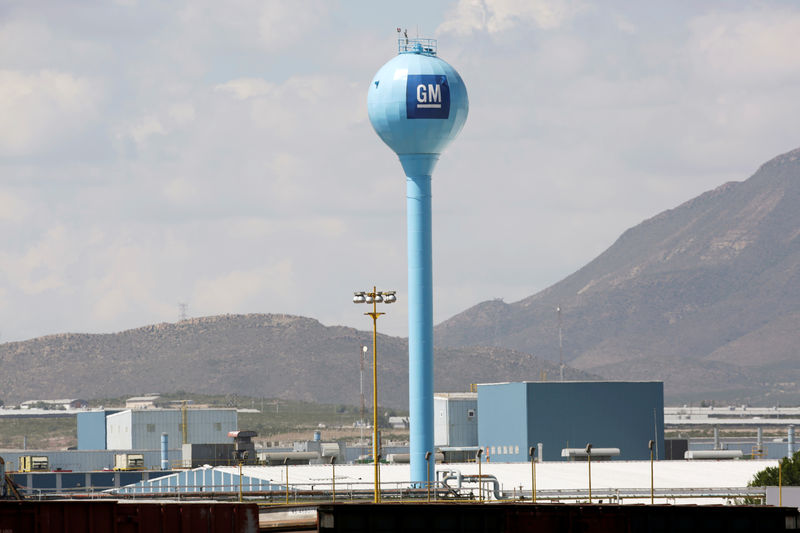 © Reuters. El logotipo de GM aparece en la planta de ensamblaje de General Motors en Ramos Arizpe