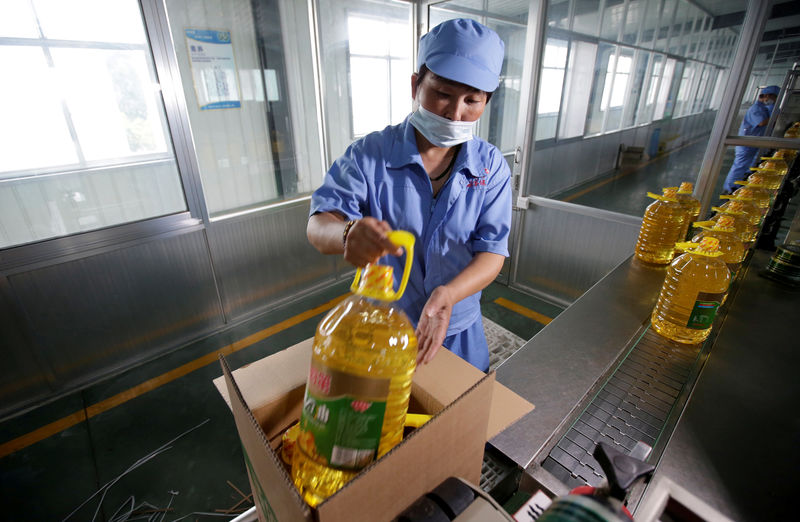 © Reuters. FILE PHOTO: A worker packs bottles of soybean oil made from imported U.S. soybeans at the plant of Liangyou Industry and Trade Co., Ltd in Qufu