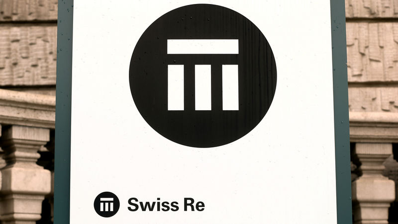 © Reuters. The logo of Swiss insurer Swiss Re is seen in front of its headquarters in Zurich
