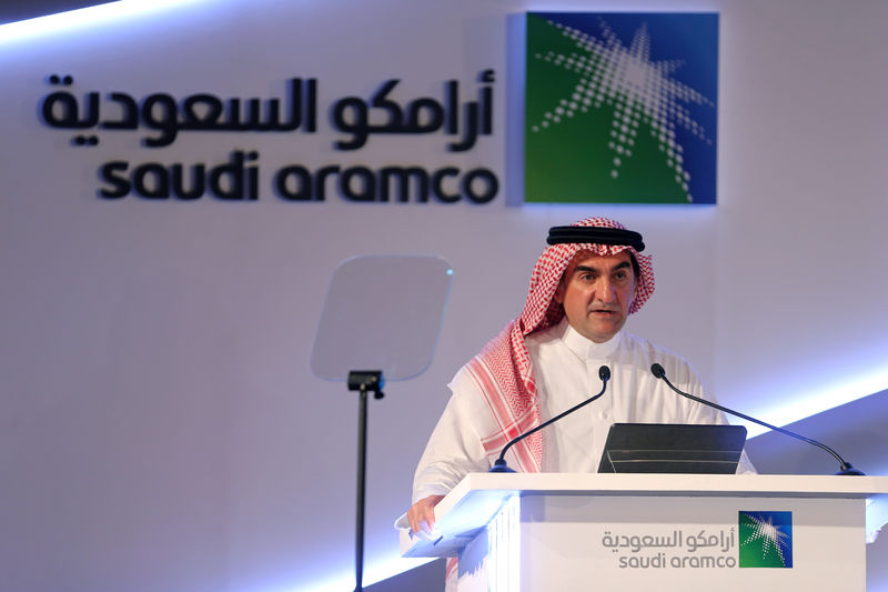 © Reuters. FILE PHOTO: Yasser al-Rumayyan, Saudi Aramco's chairman, speaks during a news conference in Dhahran