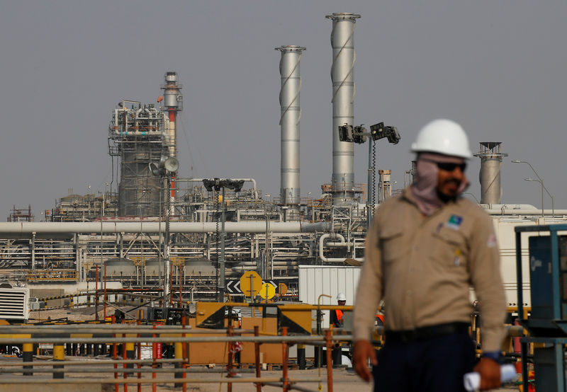 © Reuters. FILE PHOTO: An employee looks on at Saudi Aramco oil facility in Abqaiq