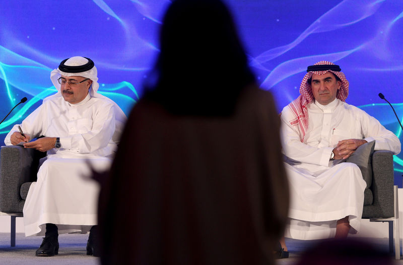 © Reuters. FILE PHOTO: Amin H. Nasser, president and CEO of Saudi Aramco, and Yasser al-Rumayyan, Aramco's chairman, listen to a journalist's question during a news conference in Dhahran