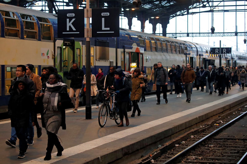 © Reuters. Nationwide strike continues in France against pensions reform plans