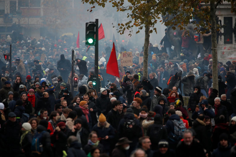 © Reuters. Los manifestantes se reúnen en la Place de la Republique durante una manifestación contra los planes de reforma de las pensiones del gobierno francés en París