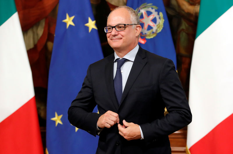 © Reuters. Il ministro dell'Economia Roberto Gualtieri visto a Roma, Italia.